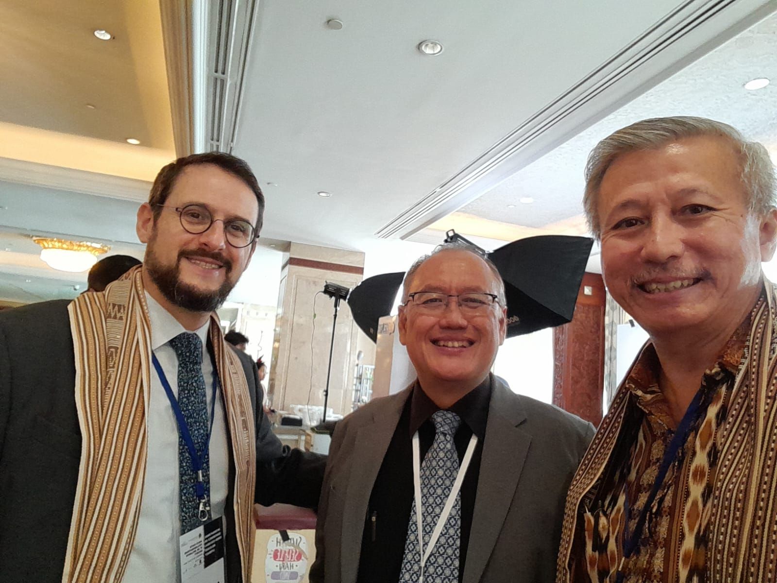 Dengan Rabbi agama Yahudi dan organizer acara